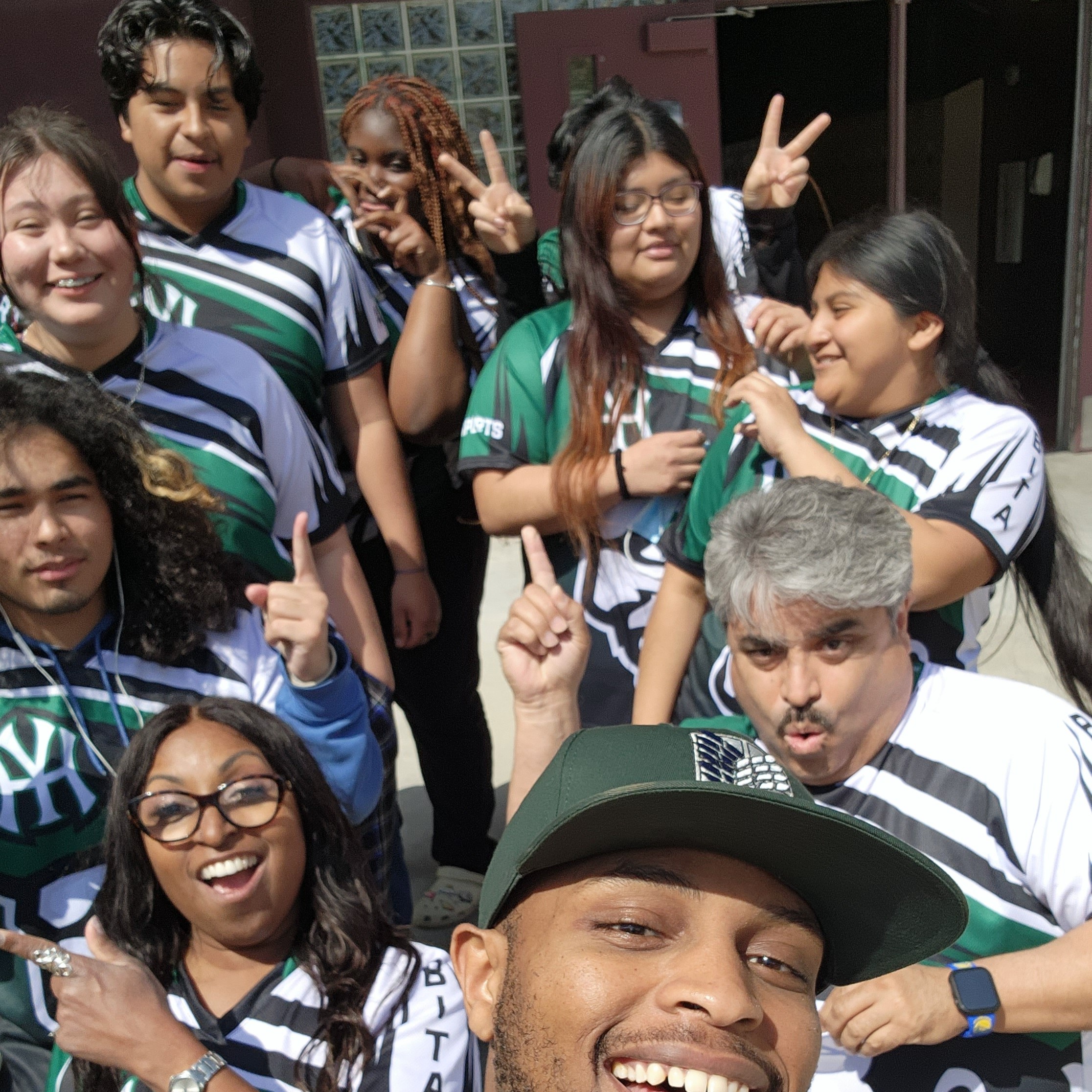 Hami Esports jersey worn during a live broadcast