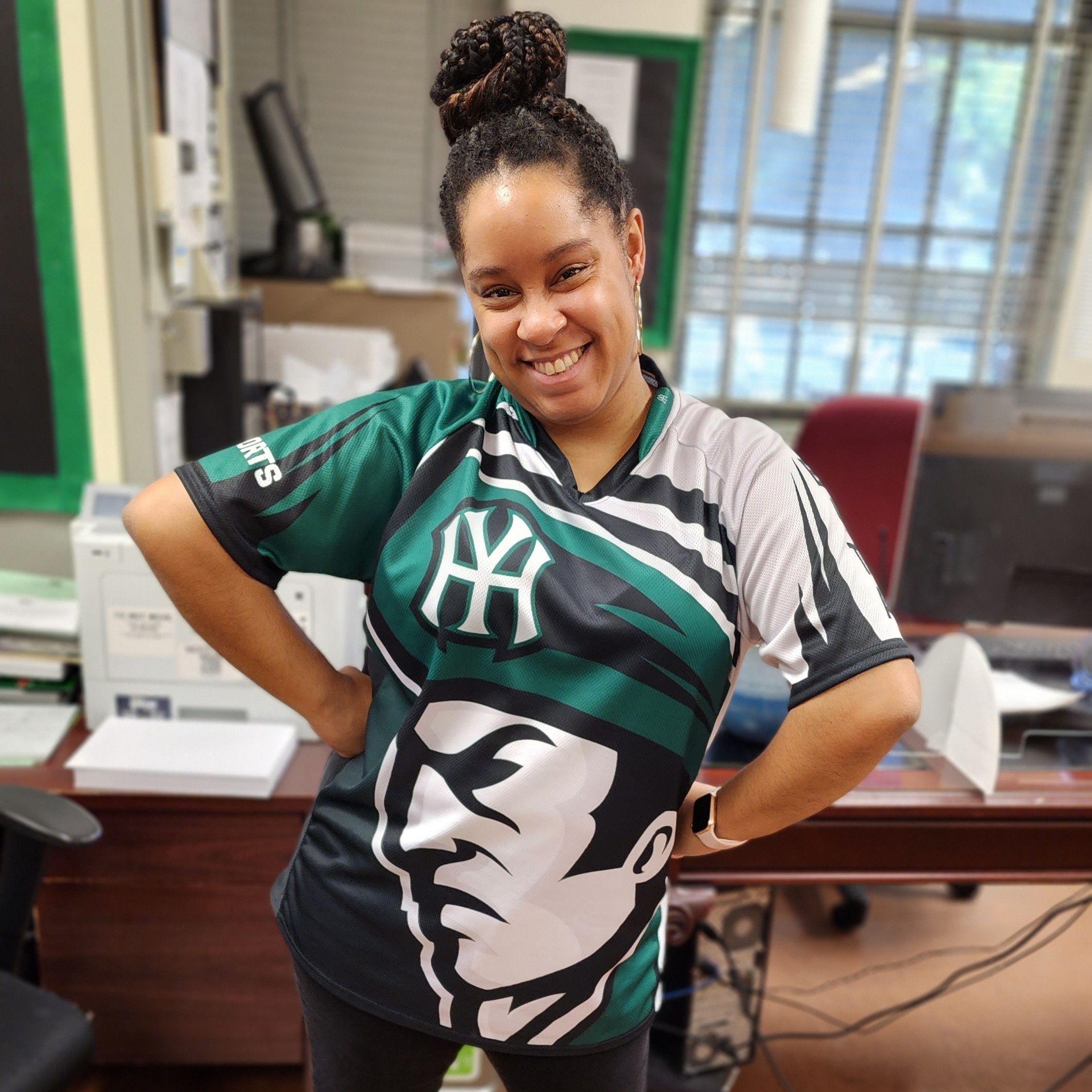 Hamilton Yankees Esports team huddle in jerseys